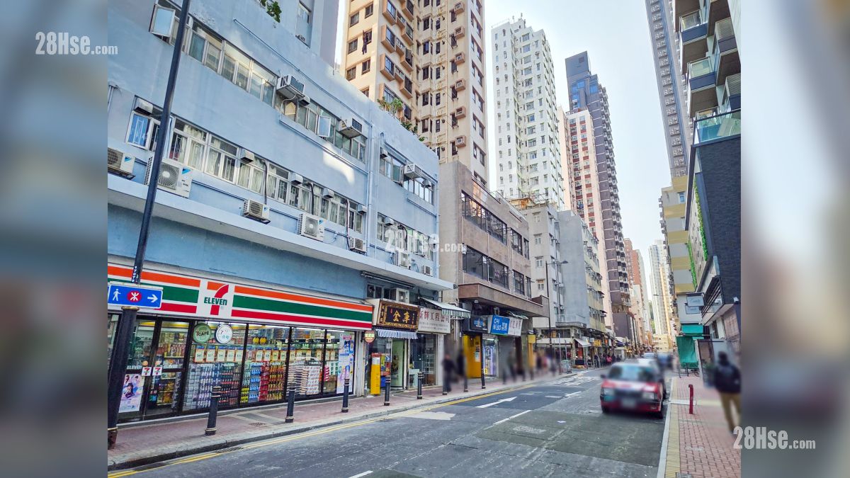 鴨脷洲大街一帶設有各式商舖