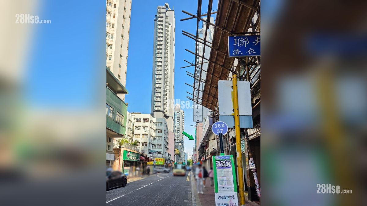 鴨脷洲大街設有專線小巴站
