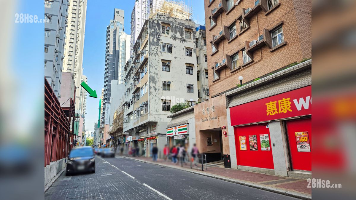 鴨脷洲大街一帶設有各式商舖, 項目位於綠色箭嘴部分