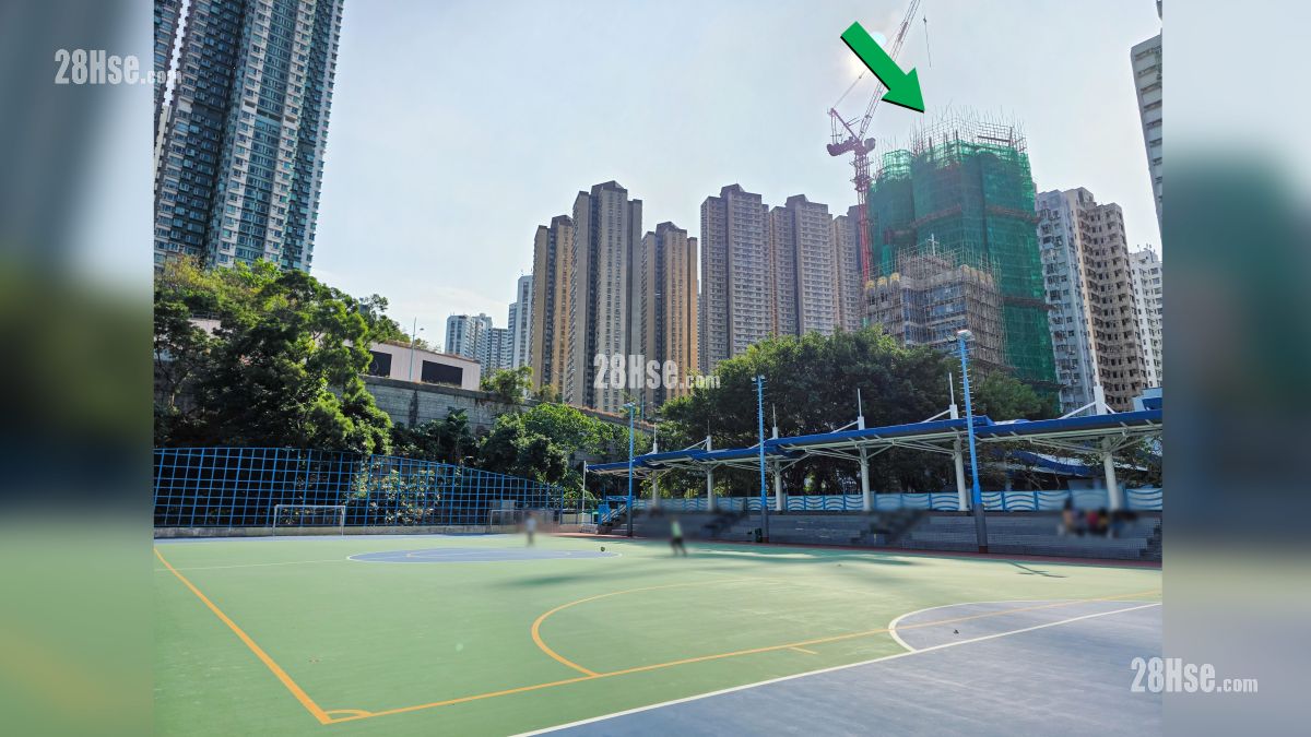 鴨脷洲公園設有硬地足球場 (項目位於綠色箭嘴部分)