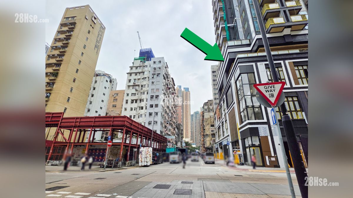 映居 屋苑设施环境 项目 (绿色箭嘴部分) 外的橡树街与埃华街交界