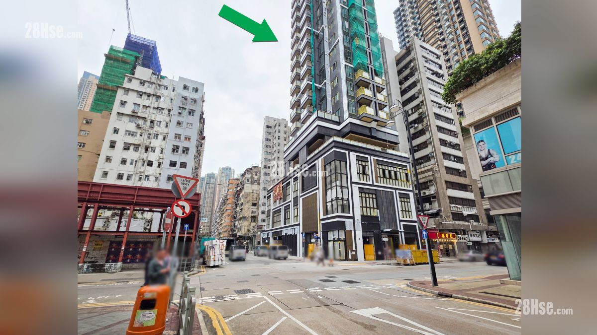 映居 屋苑设施环境 项目 (绿色箭嘴部分) 外的橡树街与埃华街交界