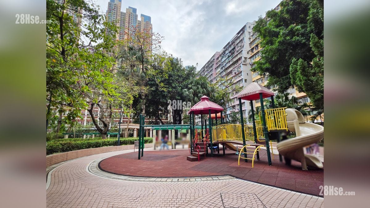 映居 附近设施 晏架街游乐场设有篮球场与足球场