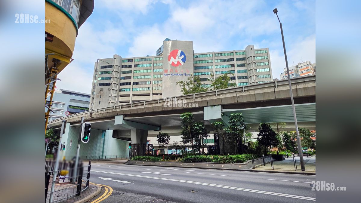 映居 邻近商场或食肆 新九龙广场, 位于大角咀道, 距离项目约 400 米