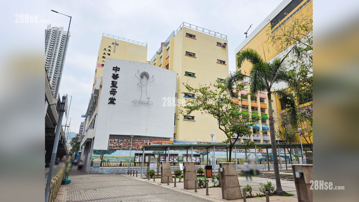 映居 附近设施 大角嘴天主教小学, 距离项目约 450 米