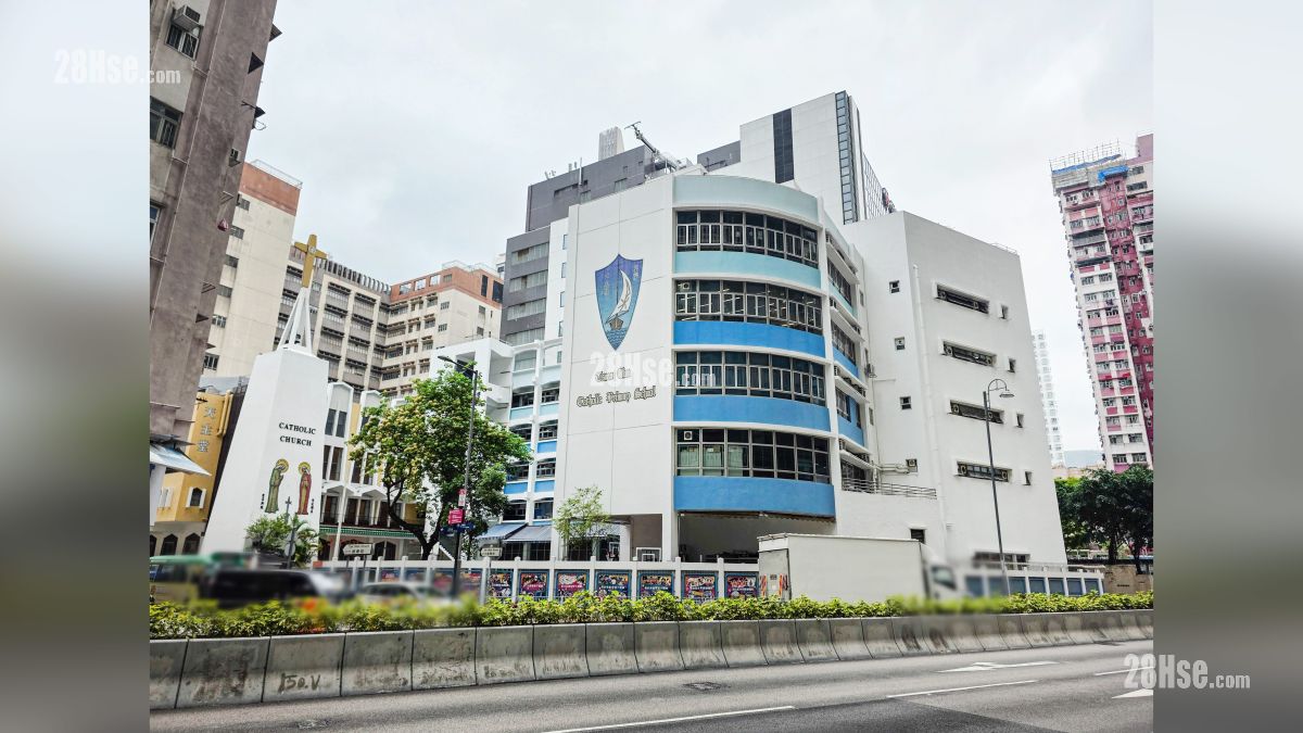 荃湾天主教小学, 位于德华街, 距离项目约 300 米