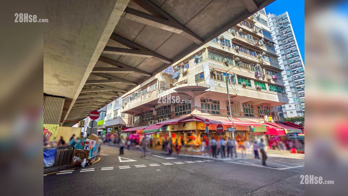 东九龙走廊底部设有商铺与街市, 人流较多