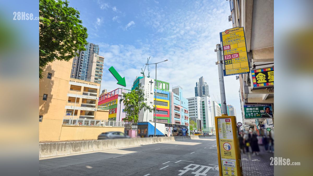马头围道设有城巴巴士站 (608,E23,E23A,N23), 项目位于绿色箭嘴部分