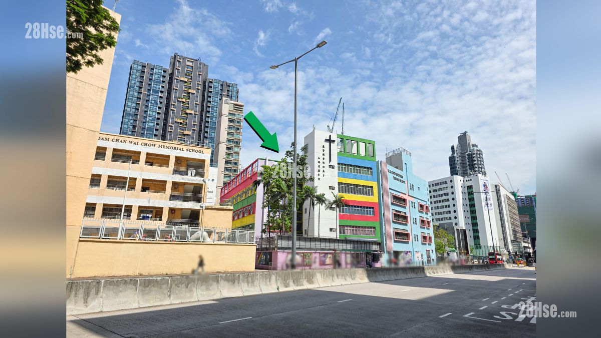 保良局陈维周夫人纪念学校, 基督教香港信义会红磡信义学校, 位于马头围道, 距离项目约 300 米 (项目位于绿色箭嘴部)