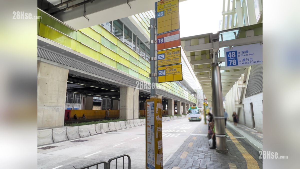 黄竹坑港铁站附近设有巴士站与专线小巴站