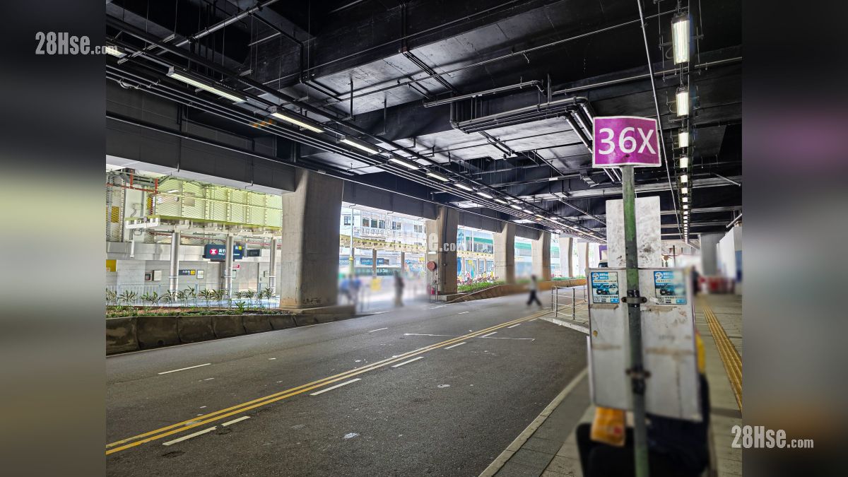 黄竹坑港铁站底部设有专线小巴站