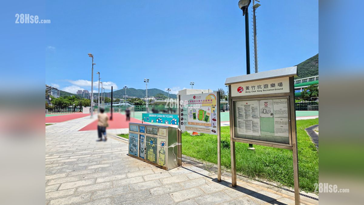 黄竹坑游乐场硬地足球场, 位于香叶道
