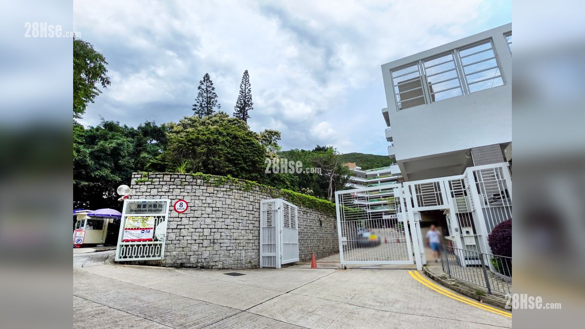 葛量洪医院, 位于黄竹坑道, 距离项目 (绿色箭嘴部分) 约 1 公里
